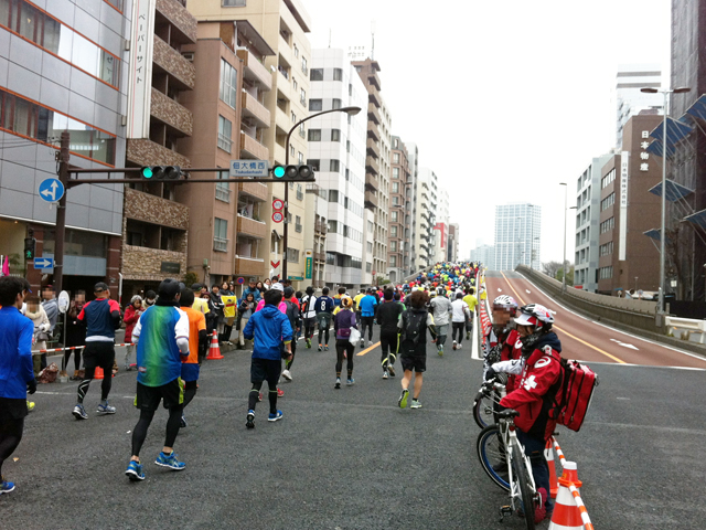 東京マラソン最大の難所と言われる佃大橋